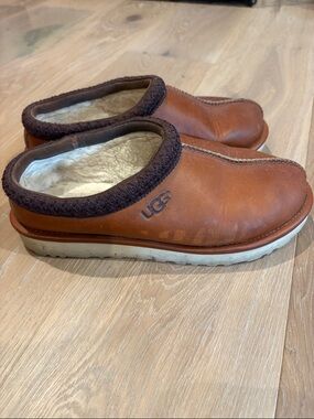 UGG Men’s Size 8 Chestnut Leather Shearling-Lined Slip-On Clogs.